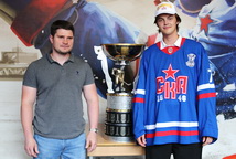 Ярослав Коростелев побывал на Ждановке с Кубком Харламова